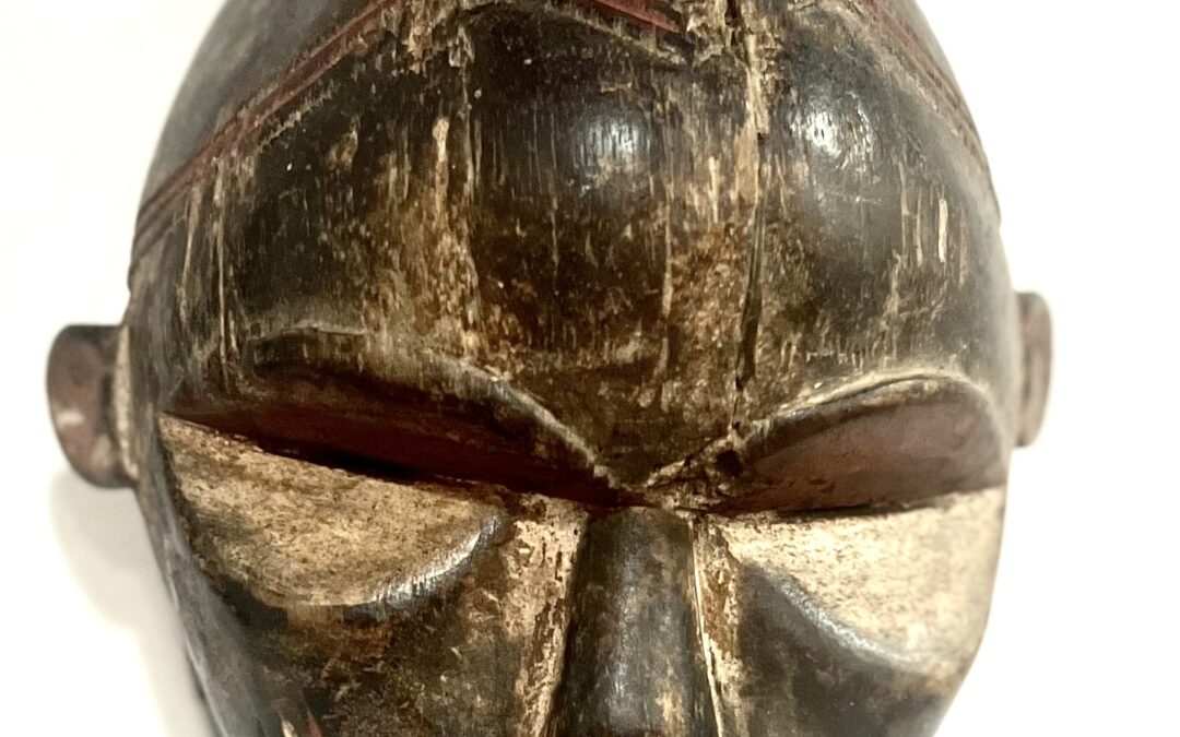 Sculpteurs de masques africains : Héritage culturel, rituels ancestraux et impact contemporain