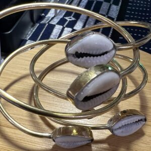 bracelet en bronze orné de cauris